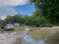 Новости » Общество: В Керчи двор на Борзенко №2 даже летом похож на сплошное грязевое месиво