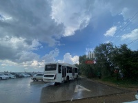 Новости » Общество: В Керчи из-за отсутствия остановки на горпляже люди вынуждены мокнуть под дождем