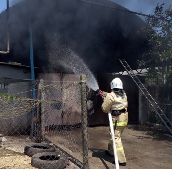 На территории частного дома в Багерово сгорели два авто