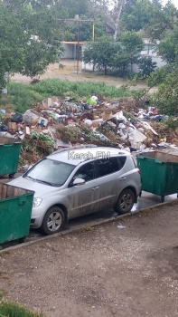 Новости » Общество: Огромная свалка мусора разрослась на ул. Большевистской, 1