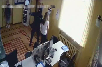 Новости » Криминал и ЧП: Вооруженный грабитель похитил почти полмиллиона из банка в Феодосии и скрылся