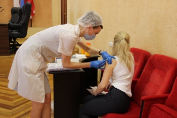Новости » Общество: Если вы не идёте на вакцинацию, она идет к вам: работников администрации Керчи привили