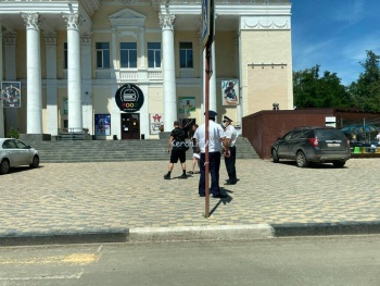 Новости » Общество: Сотрудники ГИБДД Керчи выписывали протоколы припаркованным на тротуаре на Советской