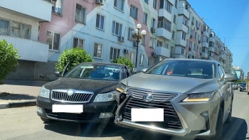 Новости » Криминал и ЧП: На Самойленко столкнулись «Škoda» и «Lexus»