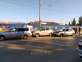 Новости » Криминал и ЧП: На автовокзале в Керчи произошло ДТП: классический «паровоз»