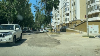 В Керчи на улице Комарова засыпали ямы асфальтовой крошкой