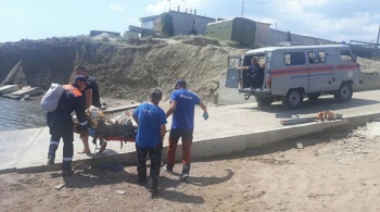 Мужчина скончался после падения в 12-метровое ущелье в Крыму