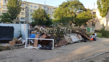 Свалку, образовавшуюся после потопа у домов керчан, некому убрать