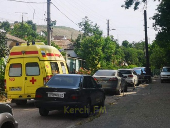 Новости » Общество: Две скорые не смогли подвезти керчан ко входу в больницу