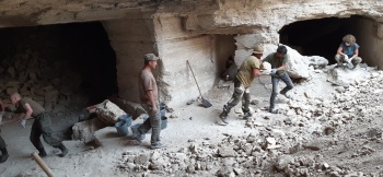 Новости » Общество: Поисковики ищут ветерана, чью медаль обнаружили в подземельях Керчи