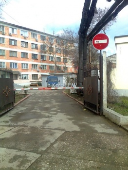 Новости » Общество: «ЖилСервисКерчь» на Гудованцева незаконно установил дорожный знак и шлагбаум