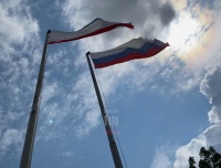 Новости » Общество: В Керчи туристов на Митридате встречают изношенные флаги и преграда в виде парапета