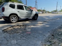 Новости » Общество: В Керчи на Вокзальном шоссе яма вернулась из отпуска