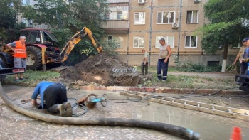 Новости » Общество: Движение транспорта реверсивно: на Сморжевского в Керчи устраняют порыв водовода