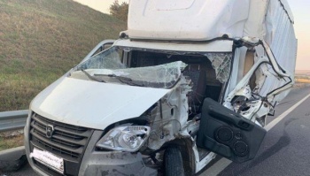 Новости » Криминал и ЧП: Фургон влетел в грузовик на трассе «Таврида», пострадал мужчина