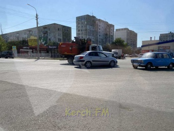 Новости » Криминал и ЧП: На Таврической площади в Керчи произошло ДТП
