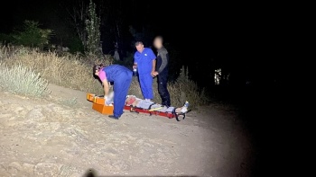 Новости » Криминал и ЧП: В Крыму девушка сорвалась со скалы и застряла в расщелине