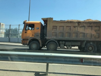 Новости » Общество: Керчане боятся за авто: водители грузовиков не накрывают камни и песок, которые везут в кузове