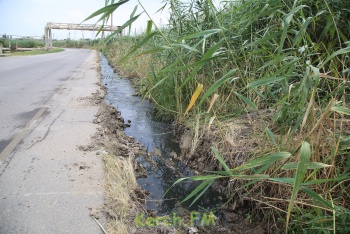 Новости » Коммуналка: Водопровод на Таманской в Керчи починили, а фекальную речку облагородили