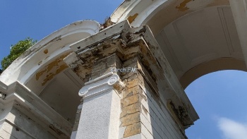 Новости » Общество: В Керчи никто не будет заниматься ремонтом арки в Приморском парке в этом году