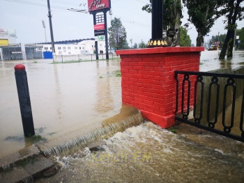 Новости » Криминал и ЧП: Впереди по прогнозам в Керчи самый сильный дождь: пока затоплен стадион, часть Самойленко и Курсантов