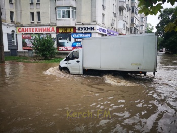 Новости » Общество: Борзенко в Керчи  затопило, автобусы 2, 7, 24, 35  изменили маршрут движения