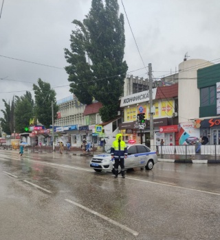 Новости » Общество: ГИБДД просит водителей соблюдать правила дорожного движения из-за непогоды в Керчи