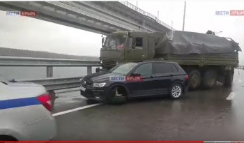 Новости » Общество: Из-за аварии с военными машинами на Крымском мосту частично ограничили движение