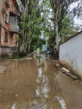 Новости » Общество: Керчане сообщают, что вода со дворов в центре города не уходит – забиты ливневки