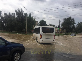 Новости » Общество: Вода стала топить частные дома на Глухова в Керчи