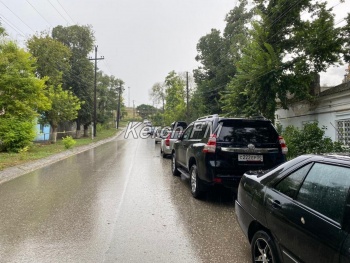 Новости » Общество: Керчане спасают автомобили от потопа – паркуют на горке