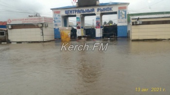 Новости » Общество: Керчане сообщают о поднятии уровня воды на дорогах и во дворах разных районов