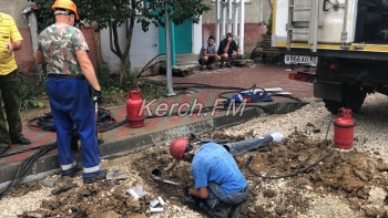 Новости » Общество: Рабочие при реконструкции двора по Гайдара, 9 оставили жителей без света