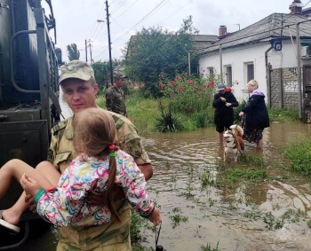 Новости » Общество: Из-за дождей в Керчи затопило 24 придомовые территории, 9 домов и стадион