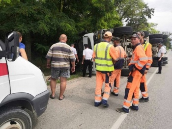 В пятницу на старой Керченской трассе перевернулся грузовик