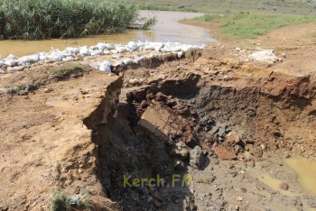 В Бондаренково обвалилась дамба: начинают строить новую, чтобы вода не хлынула в Керчь