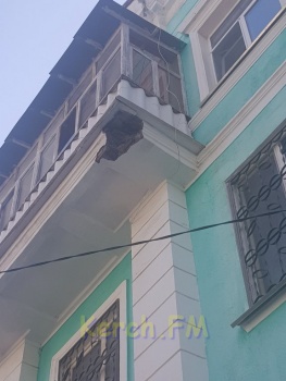 Новости » Общество: На головы керчан падают камни с аварийного балкона по Ленина