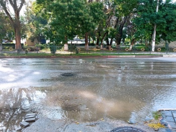 Дорогу по Свердлова второй день заливает чистая вода