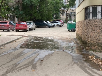 Новости » Общество: На Сморжевского в Керчи произошел порыв канализации