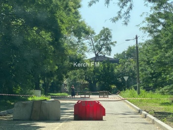 Новости » Общество: В Керчи частично перекрыли улицу Андрея Первозванного