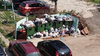 Новости » Коммуналка: Керчане снова жалуются на мусор: контейнеры не вывозят неделю
