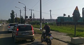 Новости » Криминал и ЧП: На ШГС в Керчи перед железнодорожным переездом не работает семафор