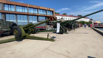 Новости » Общество: На набережной Керчи проходит выставка военной техники