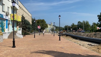 Новости » Общество: На Кирова установили еще больше фонарей на одном тротуаре