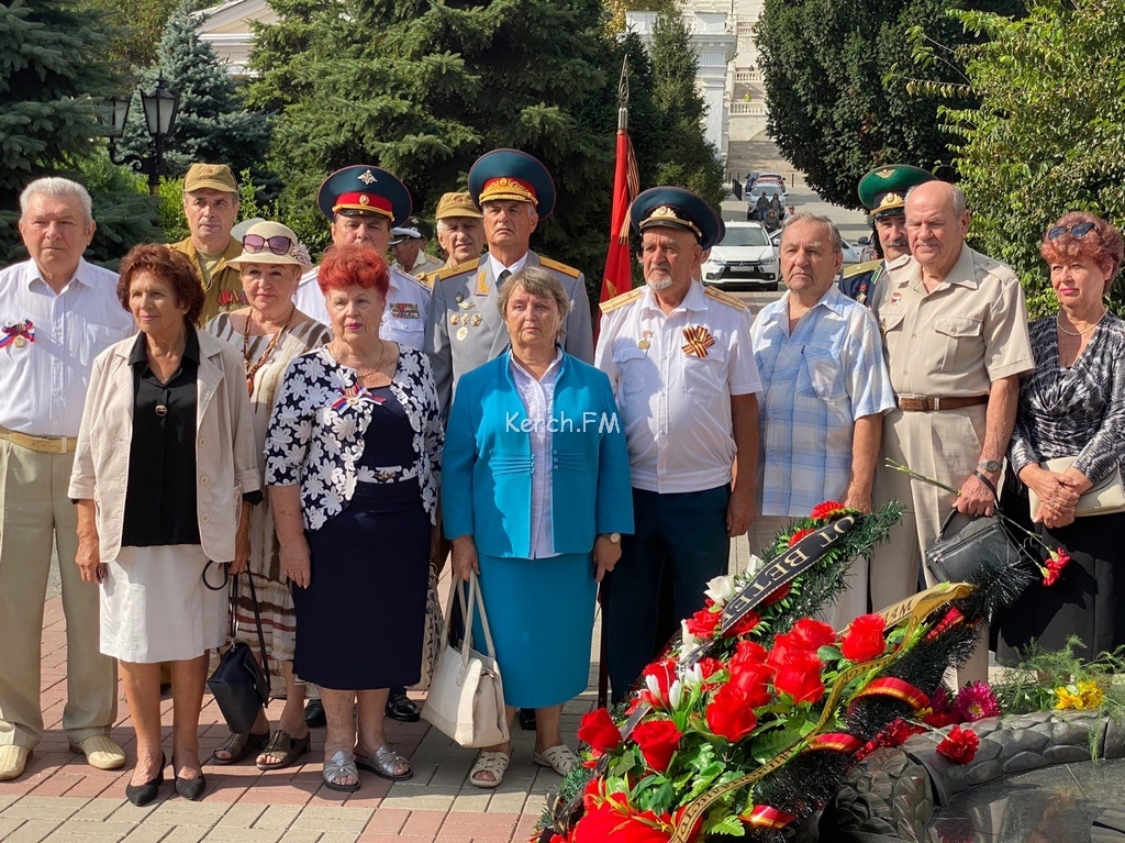 Керчь 14. Возложение цветов. Возложение цветов к Вечному огню. Возложение гвоздик к Вечному огню. Вечный огонь Чехов город.