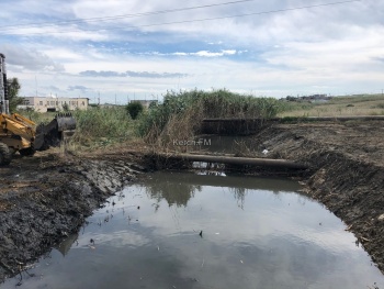Новости » Общество: В Керчи чистят русло реки Джарджава