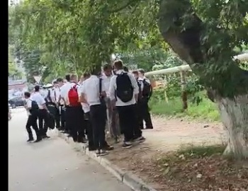 Новости » Общество: Керчане жалуются на курящих студентов из Судомеханического техникума