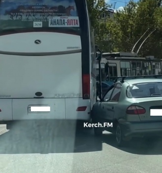 Новости » Криминал и ЧП: В Керчи столкнулись рейсовый автобус «Анапа-Ялта» и легковушка