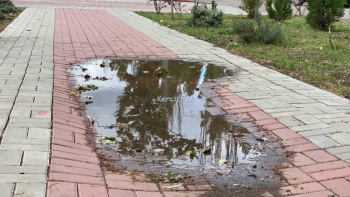 Новости » Общество: Даже года не выдержали новые пешеходные дорожки у керченской больницы №1