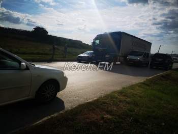 Новости » Общество: Еще одна авария в Керчи за утро: фура притерла легковушку